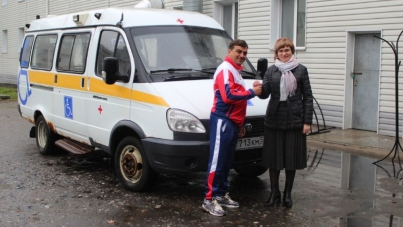 Сотрудники омского дома-интерната передали спецавтомобиль жителям Стаханова