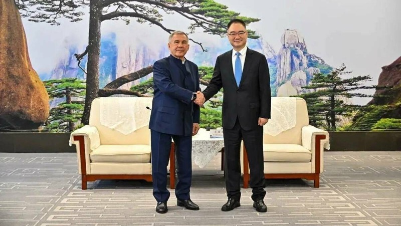 Минниханов обсудил сотрудничество с губернатором провинции Китая