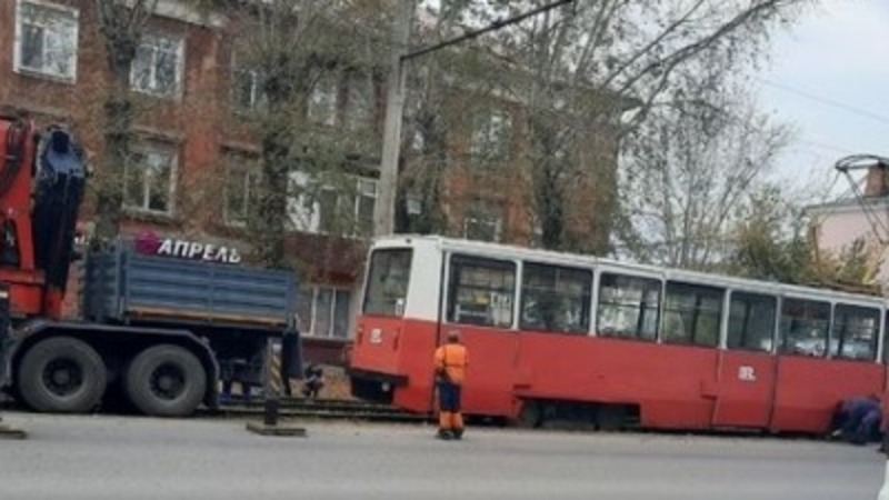 Возле площади Серова сошел с рельсов трамвай