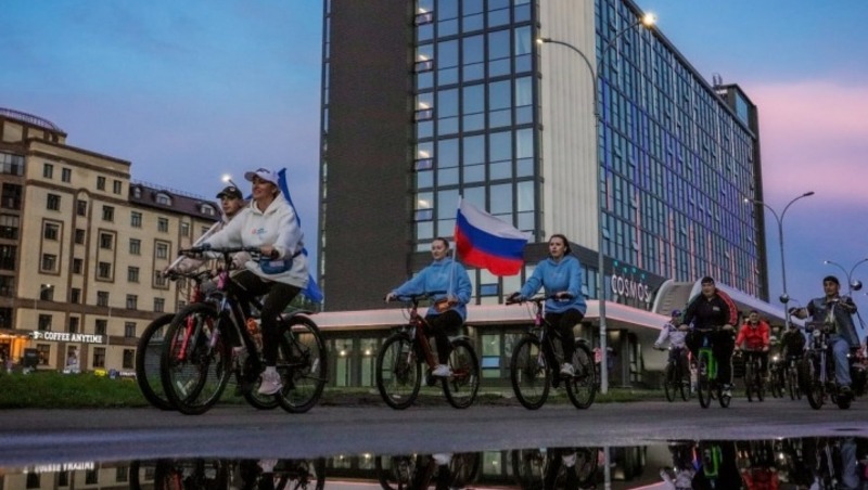 Ночной велопробег в честь Дня государственного флага РФ состоялся в Омске