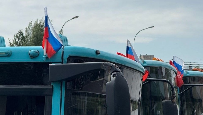 Транспорт украсили в честь Дня Государственного флага в Петербурге