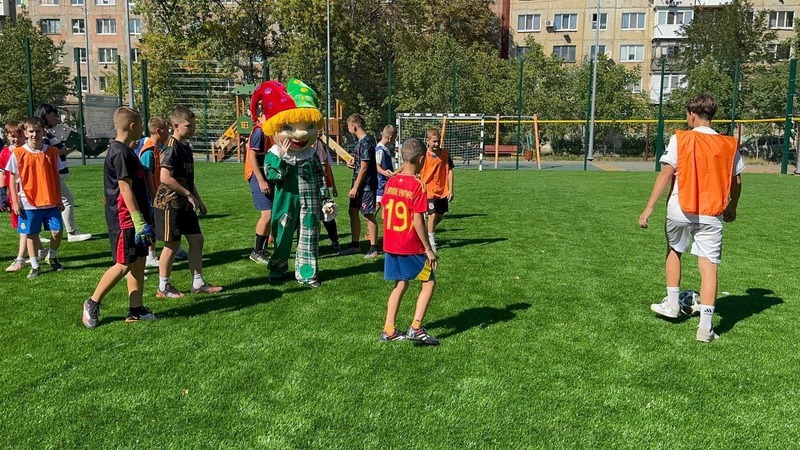 Спортплощадку и футбольное поле в Ждановке открыли товарищеским матчем