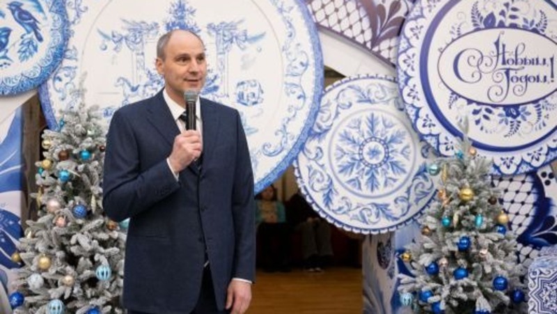 Паслер поздравил юных свердловчан с наступающим Новым годом на губернаторской ёлке