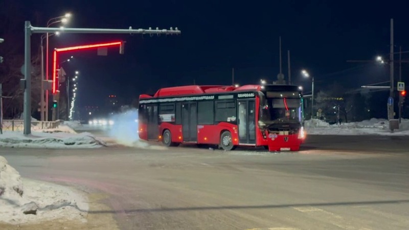 Легковушка врезалась в автобус и скрылась с места ДТП в Казани