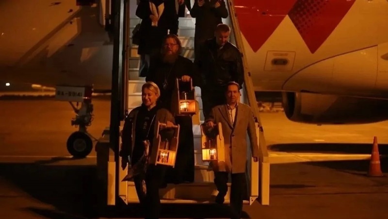 Благодатный огонь доставили из Иерусалима в Екатеринбург при помощи Фонда святой Екатерины