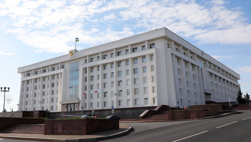 Р.Хабиров поздравил муниципальных служащих Башкирии с профессиональным праздником