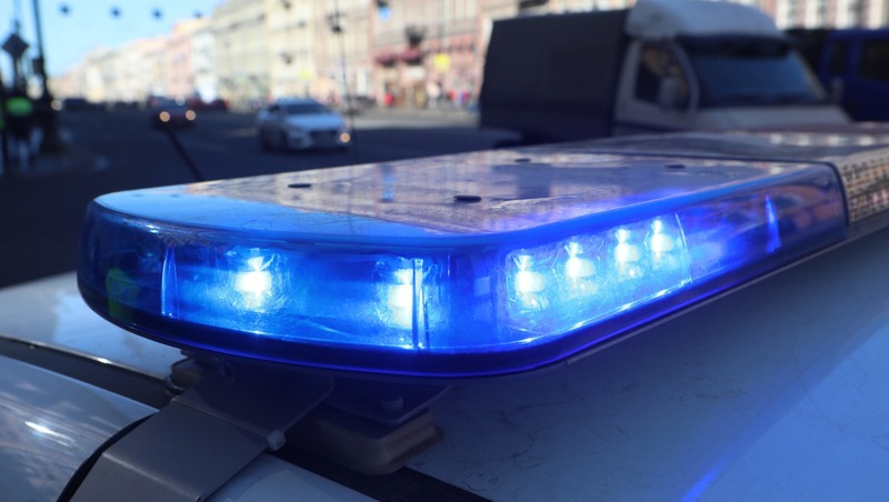 Мужчина украл телефон у швеи в Петербурге