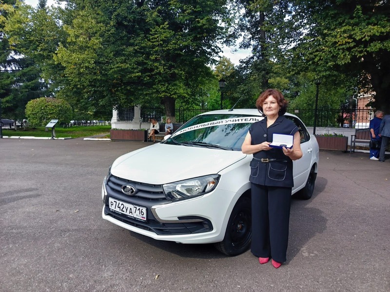 Ключи от нового автомобиля вручили «мобильному учителю» из Старокуклюкской школы