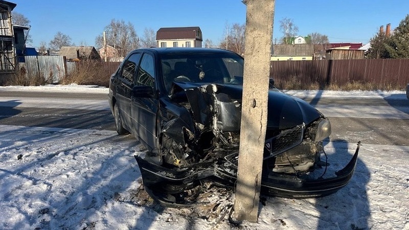Иномарка врезалась в электроопору в Хабаровском крае