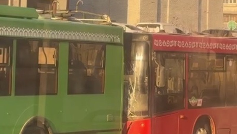 Автобус и троллейбус столкнулись на остановке «Кабельное телевидение» в Казани