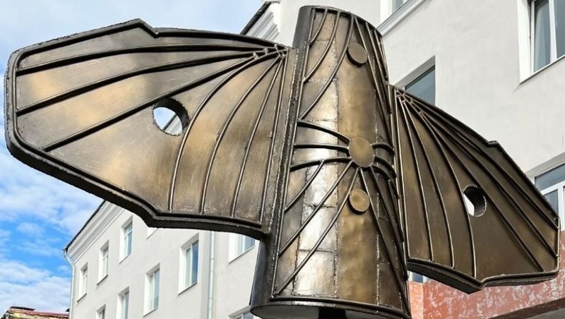 Символ косторезного фестиваля установили около центра «Рында» в Магадане