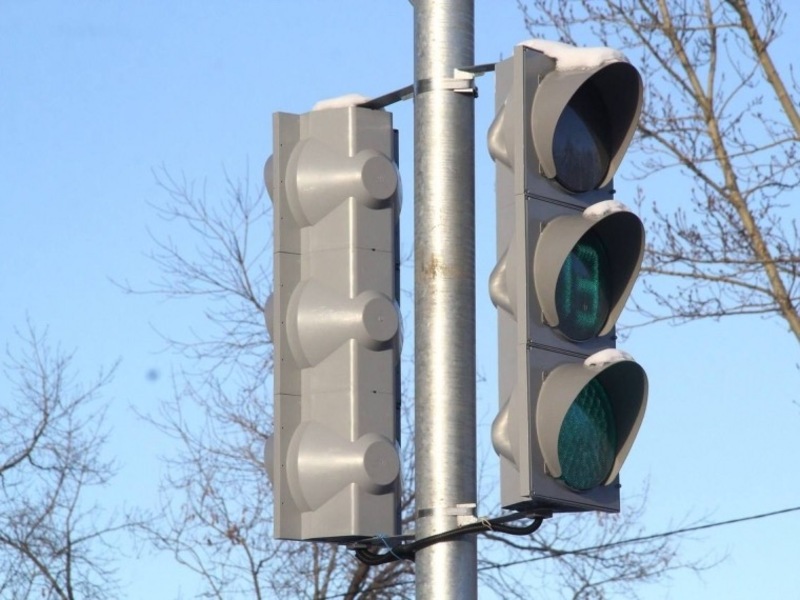 В Омске завершили реконструкцию светофора у остановки «Столовая»