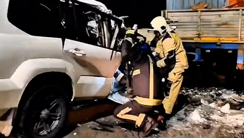 Внедорожник влетел в грузовик в Магадане