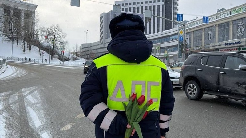 Сотрудники ГАИ подарят автоледи тюльпаны в честь 8 Марта в Казани