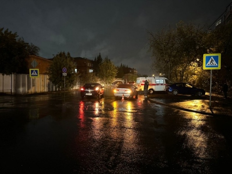 В Омске мужчину сбили на «зебре» два автомобиля