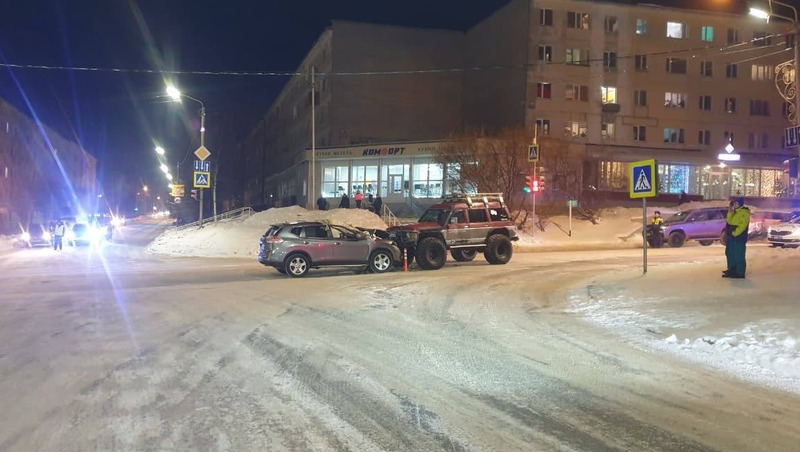 Два внедорожника столкнулись на пл. Космонавтов в Магадане