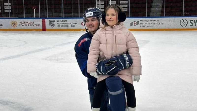Защитник «Торпедо» Конюшков исполнил новогоднее желание 9‑летней нижегородки