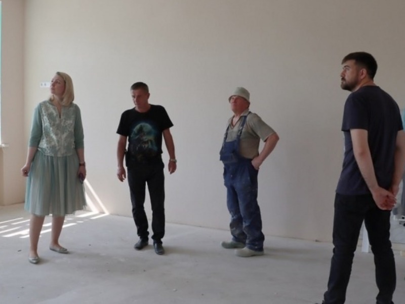 Депутат Госдумы Оксана Фадина проверила ход работ в омской школе №129