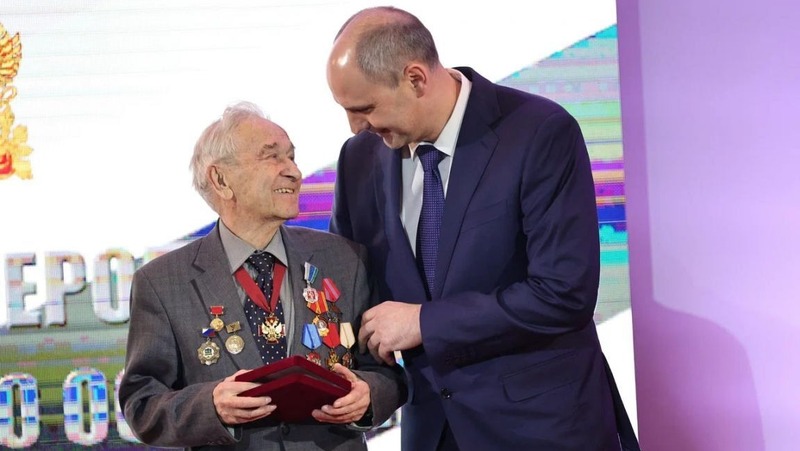 Паслер наградил выдающихся свердловчан за вклад в развитие региона