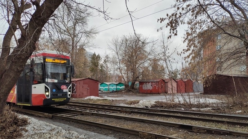Трамвай сошел с рельсов в центре Омска