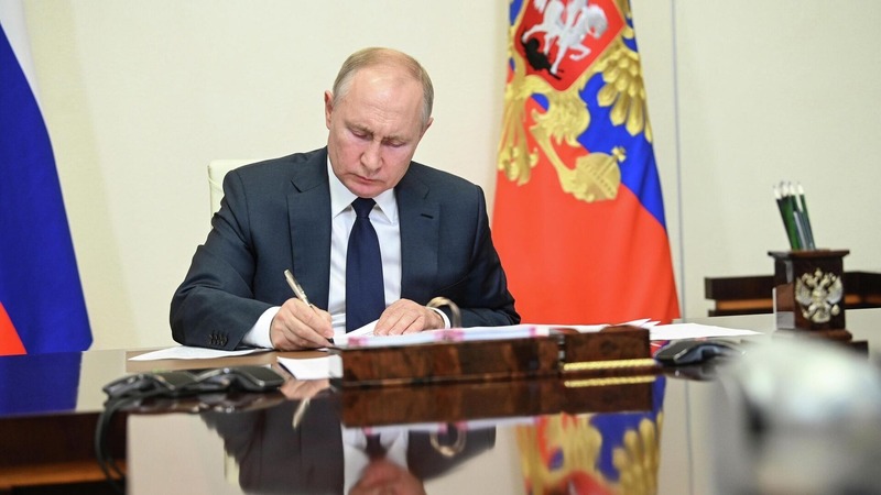 Путин наградил 6 жителей РТ 