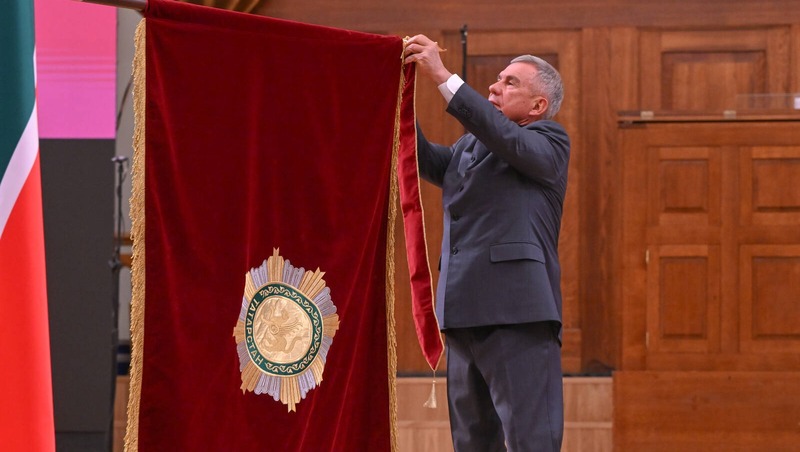 Минниханов вручил высшую награду РТ Казанской консерватории