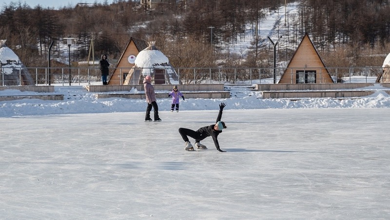 Сезон массовых катаний на коньках стартовал в Магадане