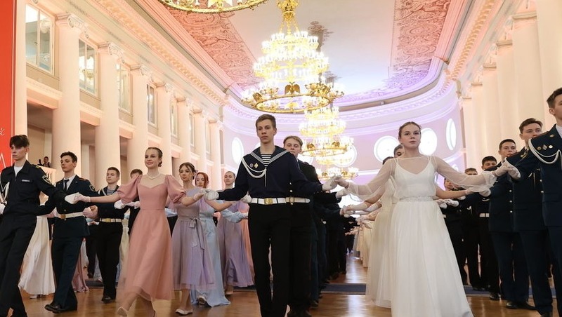 Около 200 старшеклассников приняли участие в офицерском бале в Нижнем Новгороде