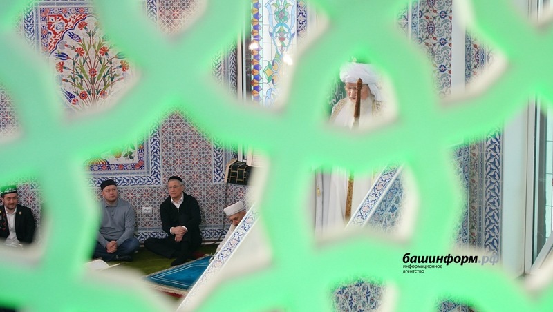 Радий Хабиров принял участие в праздничном намазе в честь Ураза-байрама