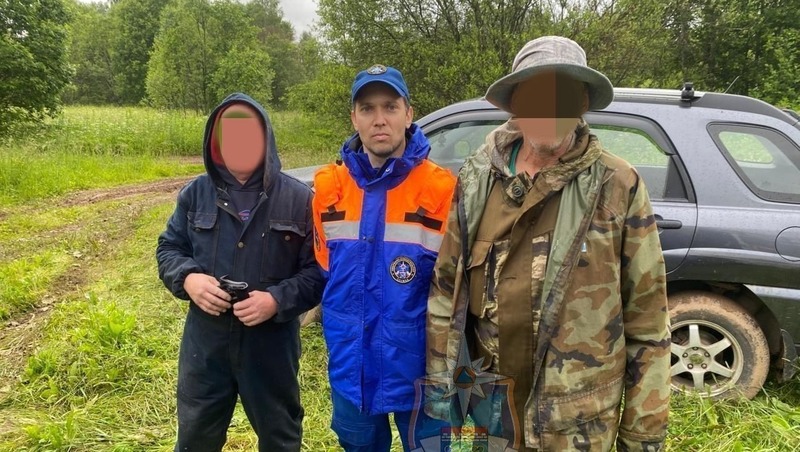 Двое мужчин заблудились в лесу у деревни Кивуя