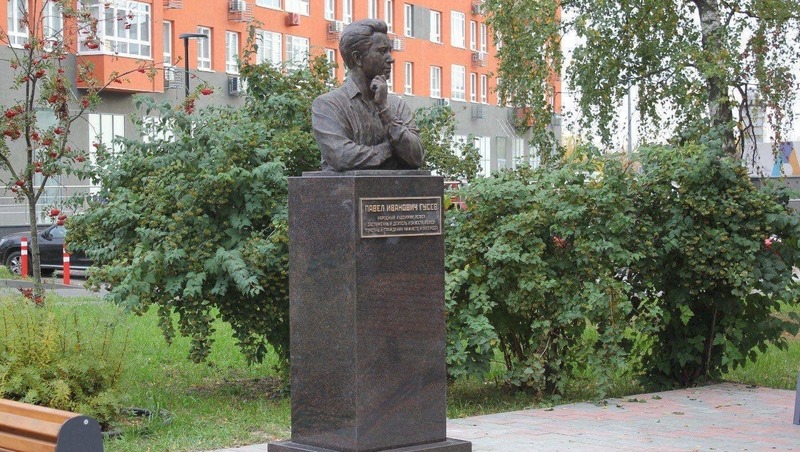 Памятник нижегородскому художнику Павлу Гусеву установили в сквере его имени