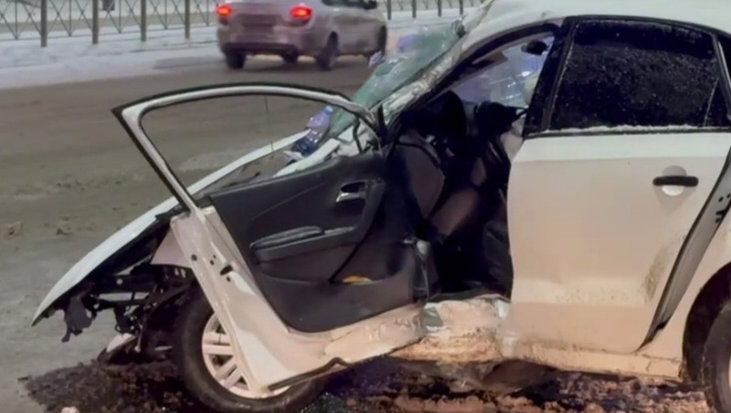 Иномарка влетела в опору освещения на пр. Ямашева в Казани