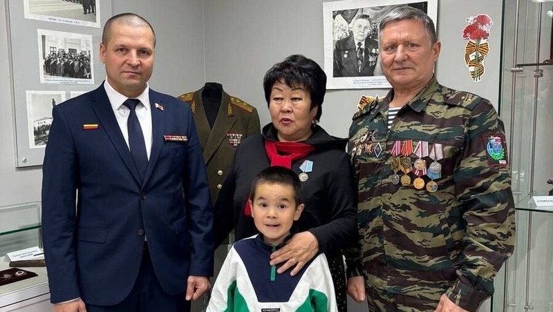 Медаль за помощь участникам СВО передали в Ольский краеведческий музей