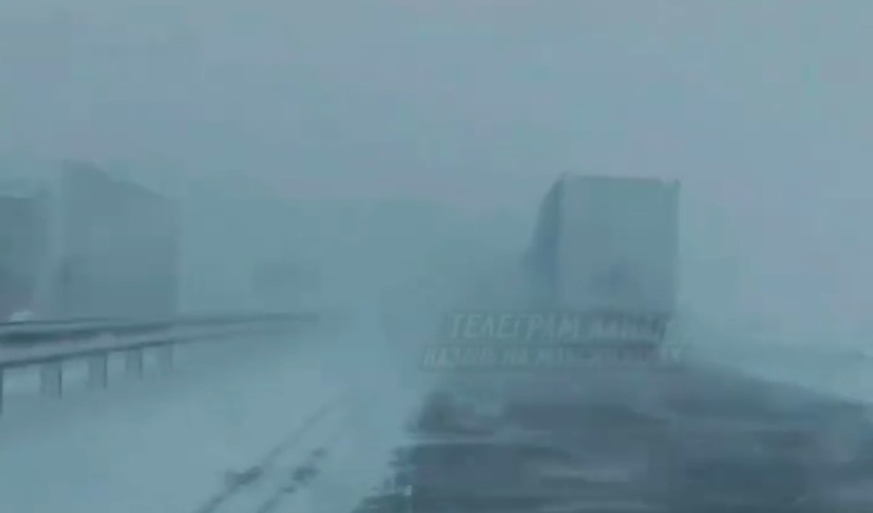 На трассах Татарстана метель образовала пробку