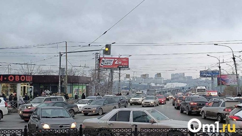 В Омске цепочка ДТП заблокировала подъезды к мостам на Левобережье