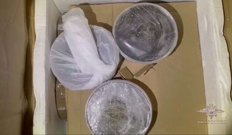 Партию черной икры, спрятанную среди рыбы, изъяли у водителя-дальнобойщика в Хабаровске