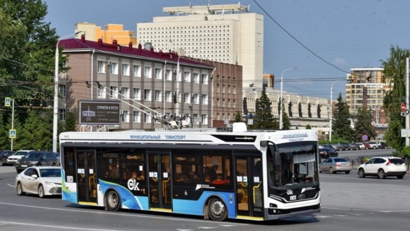 На улицах Омска продолжают наносить дорожную разметку