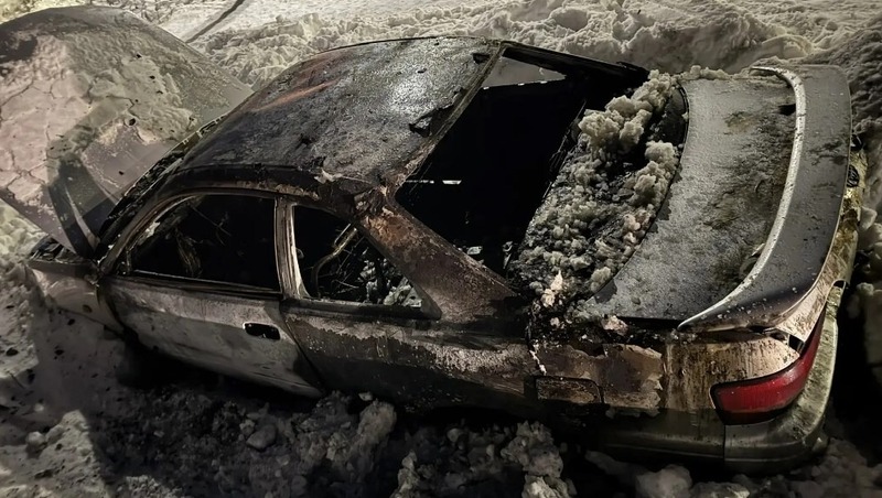 Полыхающий автомобиль спасали ранним утром в Магадане