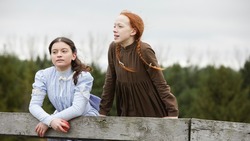 Что посмотреть весной? 10 сериалов для тёплых вечеров