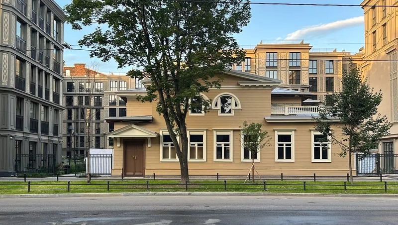 Фасад деревянного особняка Бремме на Васильевском острове обновили