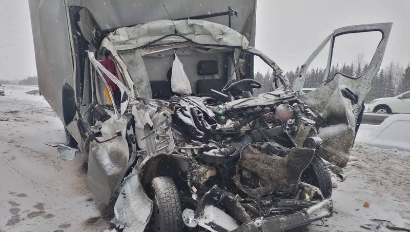 Грузовик врезался в дорожную машину на трассе под Елабугой
