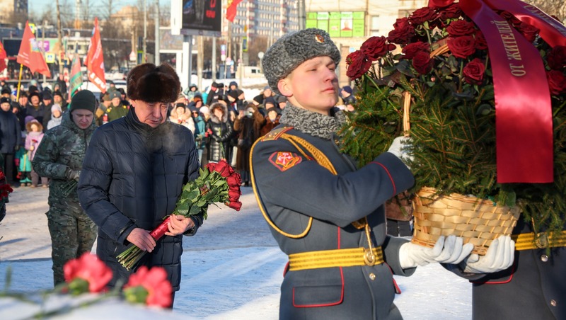 Беглов возложил цветы к монументу воинам-афганцам в парке Интернационалистов
