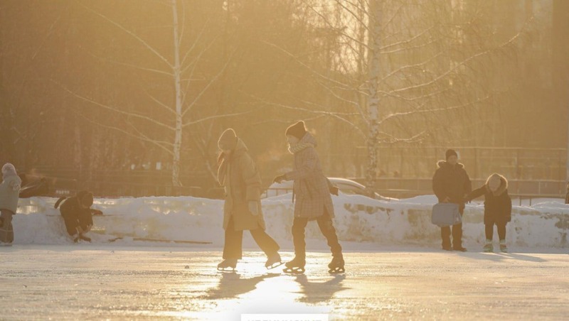 Каток возле «Торгового квартала» залили в Челнах