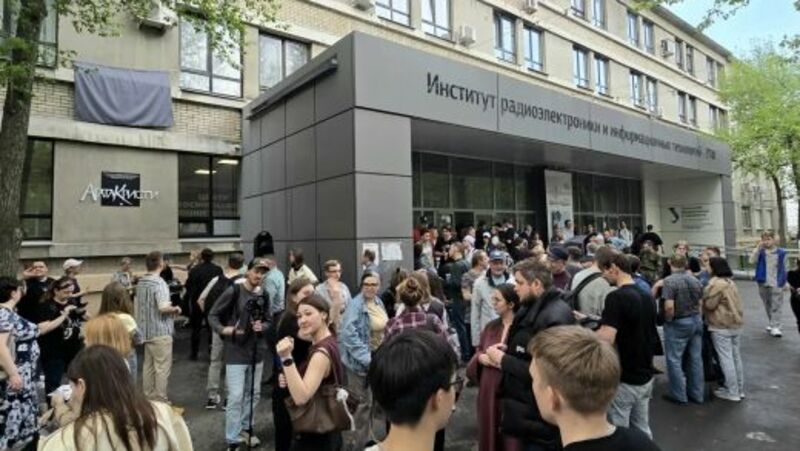 Памятная доска рок-группе «Агата Кристи» появилась на здании радиофака УрФУ