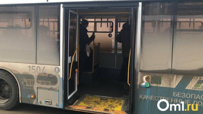 В Омске водитель автобуса №109 зажал пассажира дверями на остановке