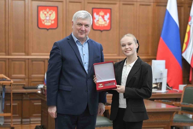 Ангелине Мельниковой губернатор вручил почетный знак «Благодарность от земли Воронежской»