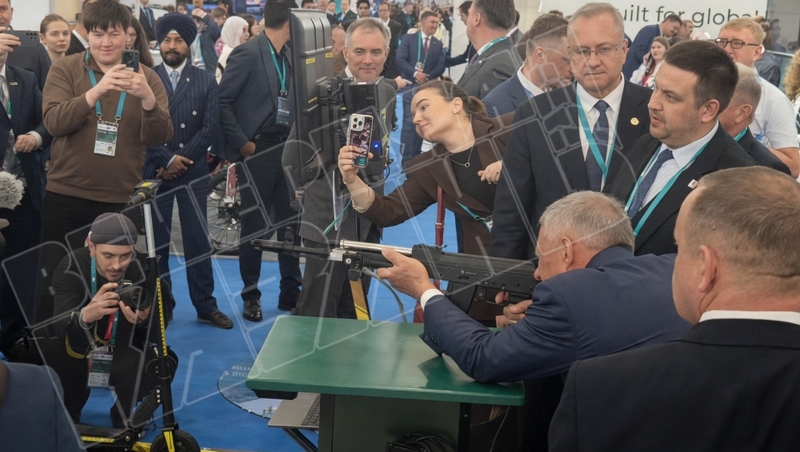 Минниханов продемонстривал навыки стрельбы на KazanForum