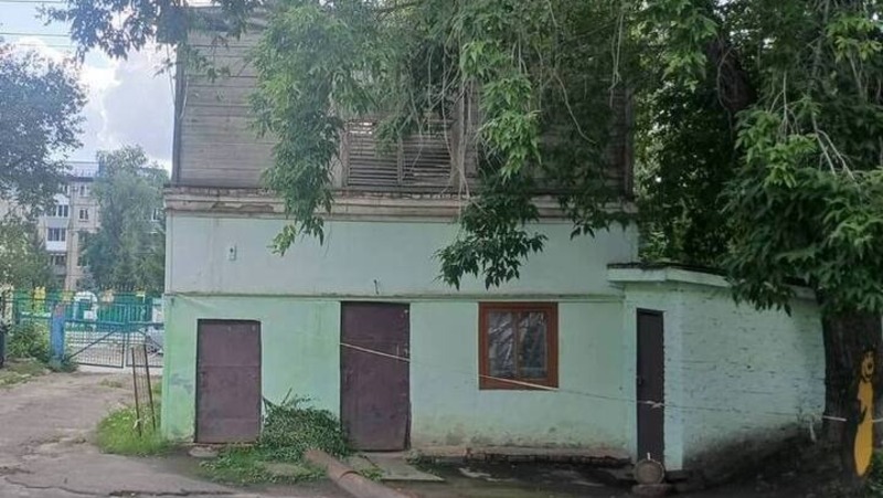 В Омске демонтировали аварийное здание у детского сада