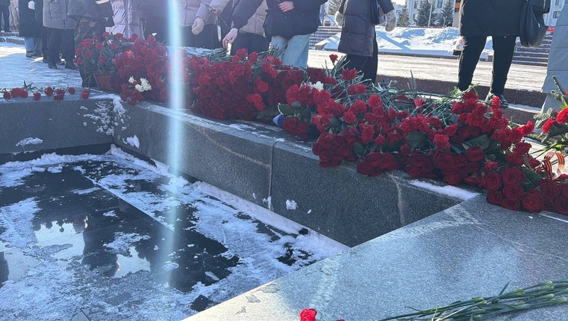 Самарцы возложили цветы на площади Славы в память о героях Сталинградской битвы