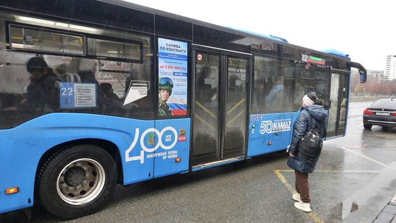 Автобусы с юбилейной символикой начали курсировать в Челнах